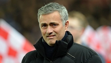 Sau cuộc đụng độ với Man United tại vòng bán kết Cúp Liên đoàn Anh vào ngày 12/1/2005,  HLV Mourinho của Chelsea đã có những lời lẽ không hay ám chỉ việc HLV Alex Ferguson của Man United nói chuyện cùng trọng tài Neale Barry ở cuối hiệp một gây bất lợi cho Chelsea. Sau phát biểu này, LĐBĐ Anh (FA) phạt HLV Mourinho 5.000 bảng về hành động này.