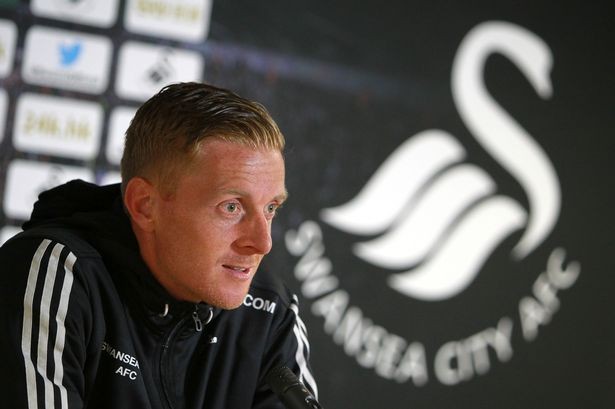 Garry Monk tên đầy đủ là Garry Alan Monk sinh ngày 6/3/1979 tại Bắc Ailen. Ông được biết đến là một cầu thủ sau đó được đôn lên làm HLV trưởng của CLB Swansea vào năm 2014 để thay HLV Michael Laudrup. Từ đó, Garry Monk được các CĐV của Swansea gọi với cái tên thân mật là  người chăn thiên nga đen.