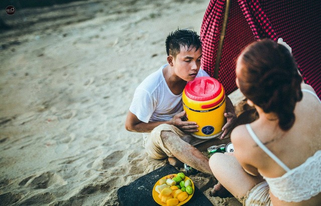 Chủ nhân của  bộ ảnh cưới nát bét là Lê Sỹ Trường (SN 1987, Gia Lai) hiện đang theo nghề trang trí không gian nhà đẹp còn Phan Thị Bình Phượng (SN 1991, Bình Phước) hiện đang làm nghề make up.