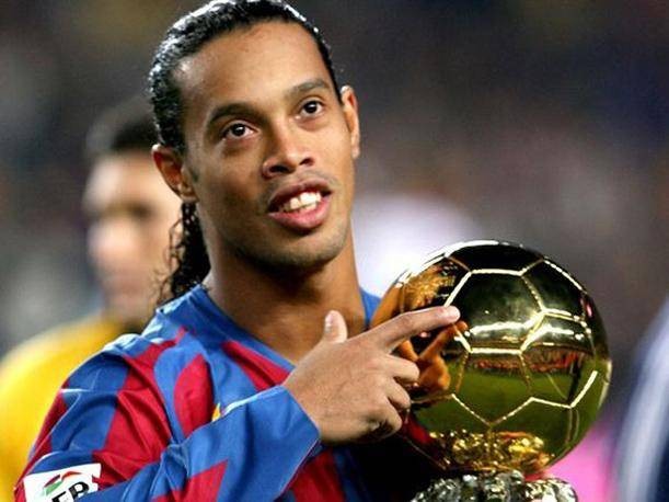  Cầu thủ tuổi thân đầu tiên mà nhiều CLB trên thế giới muốn sở hữu đó là Ronaldinho. Ngôi sao sáng nhất trong thế hệ 1980 này, sở hữu đôi chân ma thuật và nụ cười luôn nở trên môi, Ronnie đã làm nức lòng NHM trên toàn thế giới với phong cách thi đấu đầy ngẫu hứng của mình.