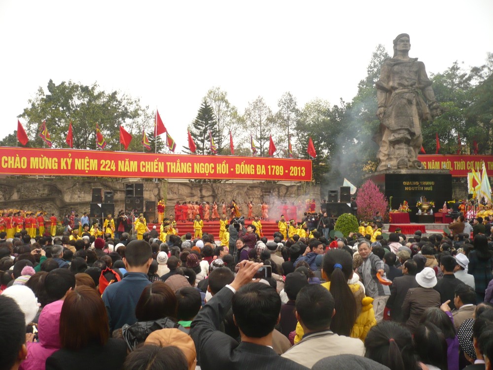 Gò Đống Đa là một trong những  điểm đi lễ đầu năm hút khách ở Hà Nội. Mùng 5 Tết âm lịch hằng năm, dòng người đổ về gò Đống Đa - Hà Nội để tham gia hội và cúng lễ. Nhiều trò chơi vui thể hiện tinh thần thượng võ được tổ chức ở đây. Trong đó, trò rước Rồng lửa Thăng Long là độc đáo nhất.