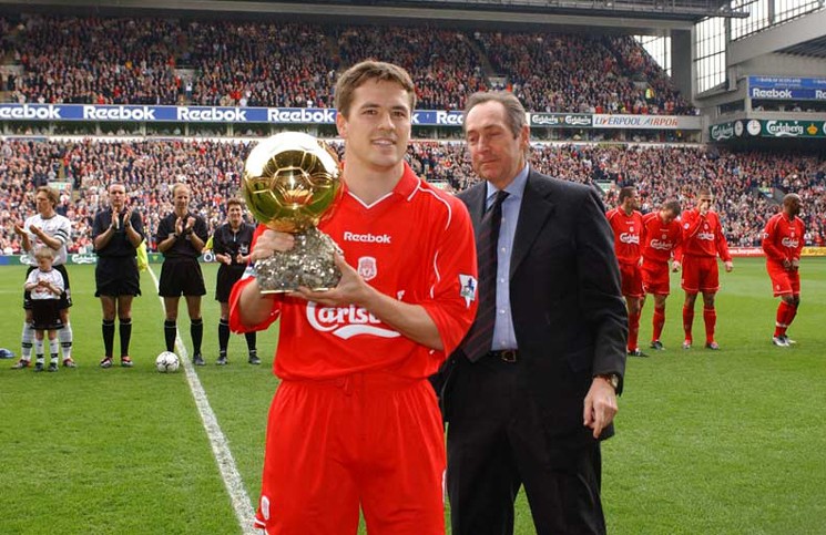 Michael Owen là một trong những cầu thủ người Anh hay nhất ở giai đoạn đầu thập kỷ XX. Nổi lên trong màu áo của Liverpool và giành vô vàn giành hiệu lớn nhỏ. Năm 2001, cầu thủ này đã cùng đoàn quân đỏ của HLV Gerard Houllier giành cú ăn ba UEFA Cup, FA Cup và League Cup năm 2001. Cũng trong năm này, Michael Owen giành luôn danh hiệu  QBV thế giới.