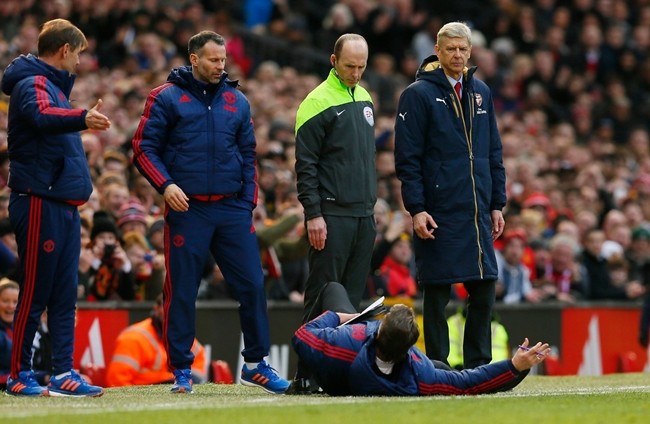 Trong trận thắng 3-2 của Manchester United trước Arsenal, HLV Van Gaal đã có hành động khá hài hước khi có màn ngã hài hước để tố cáo hành động ăn vạ của các cầu thủ đối phương.