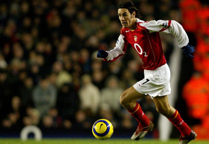  Ngôi sao bóng đá đầu tiên được nhắc đến thành danh với chiếc áo số 7 đó là Robert Pires, một huyền thoại của Arsenal. Chính cầu thủ người Pháp này là một trong những thành viên quan trọng của Pháo thủ tạo nên mùa giải bất bại 2003/04.