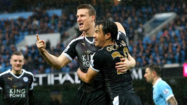 Trong trận đấu giữa Man City và Leicester City, chỉ mất có 2 phút 25 giây Robert Huth đã khai thông thế bế tắc cho đội bóng của HLV Ranieri. Bàn thắng đó cũng đưa cầu thủ cao to này vào top những cầu thủ  ghi bàn nhanh nhất Premier League. Ảnh dùng trong bài: Goal.com.