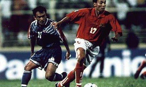 Tại Tiger Cup 1998, ĐT Thái Lan phải đón nhận thất bại lớn trước Việt Nam. Tuy nhiên, những chiến thắng trước Myanmar và Indonesia vẫn giúp họ vươn lên vị trí thứ 43 trên BXH FIFA tháng 9/1998. Đây là thứ hạng cao nhất trong lịch sử bóng đá Thái Lan và tại Đông Nam Á.