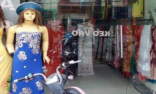 Dân vây cô gái đi xe SH nghi móc túi trong shop thời trang