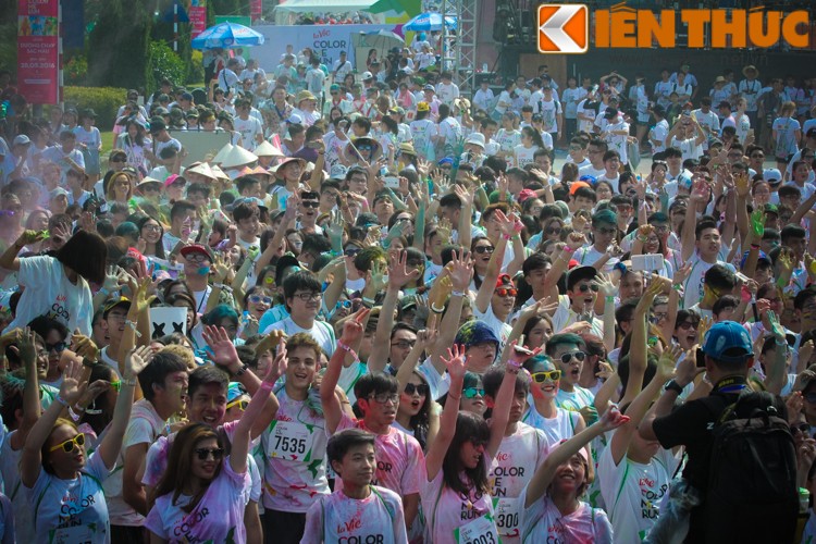 Chiều 28/5, lễ hội  Đường chạy sắc màu ( Color me run) lần thứ hai đã được tổ chức tại Vinhomes riverside Long Biên Hà Nội. Đây là lần thứ hai sự kiện hấp dẫn này được tổ chức và được giới trẻ Hà thành nhiệt tình hưởng ứng.