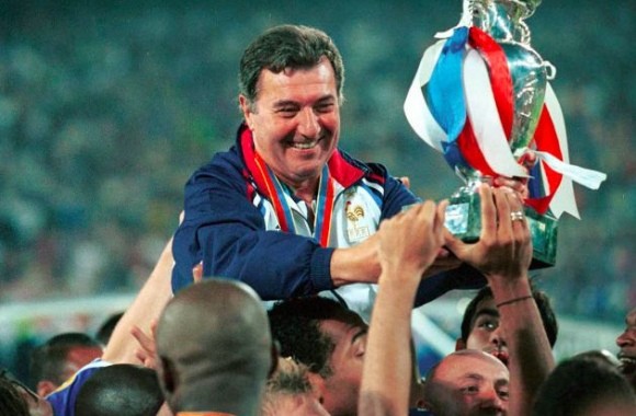 Sau chức vô địch World Cup 1998, Roger Lemerre được thừa hưởng một lứa cầu thủ vô cùng tài năng như Zidane, Henry hay Emmanuel Petit. Cộng với tài thao lược, vị chiến lược gia này đã cùng các học trò chinh phục thành công chiếc cup Euro 2000 và cùng với đó cũng tự điền tên mình vào danh sách các HLV thành công nhất lịch sử VCK Euro.