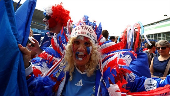  VCK Euro 2016 mang đến rất nhiều sắc màu bóng đá cho NHM và người đóng góp chính không ai khác đó là những CĐV đang có mặt tại Pháp.