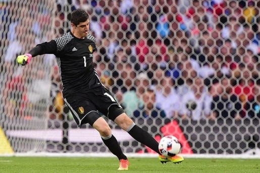 Đứng trong khung gỗ của đội hình tiêu biểu vòng 1/8  Euro 2016 không ai khác chính là thủ thành Thibaut Courtois. Chính thủ thành này đã đóng góp vào việc giữ sạch lưới của ĐT Bỉ trước Hungary. Anh gây ấn tượng khi có tới 6 pha cứu thua cho “Quỷ đỏ”.