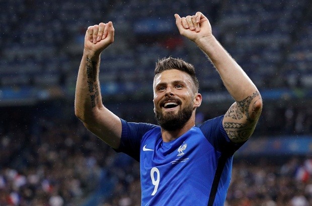 Oliver Giroud đã có một mùa giải kém thành công tại Arsenal, thế nhưng thi đấu tại Euro 2016 trên sân nhà, anh lại thể hiện bộ mặt hoàn toàn khác. Sau hơn 300 phút trên sân, tiền đạo này đã có 3 pha lập công và 2 đường kiến tạo cho đồng đội ghi bàn.