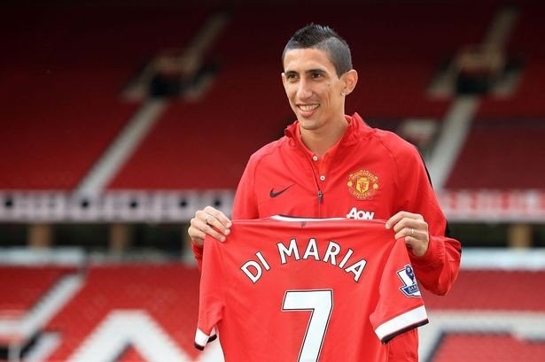 Năm 2013, Angel Di Maria đến với CLB Manchester United với giá 75 triệu euro để đưa mình về sân Old Trafford. Thế nhưng, bởi những mâu thuẫn với HLV trưởng Luis Van Gaal nên cầu thủ người Argentina này đã ra đi và bến đỗ tiếp theo của anh là PSG với giá trị 63 triệu euro. Hiện cựu cầu thủ của Real Madrid này là cầu thủ có tổng chi  phí chuyển nhượng khủng nhất thế giới với 179 triệu euro.