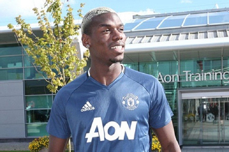 Thời gian vừa qua, Paul Pogba là tân binh của  giải Ngoại hạng Anh 2016/2017 khiến báo giới tốn khá nhiều giấy mực. Không chỉ bởi bản hợp đồng đắt giá lên tới 110 triệu euro mà còn bởi phong độ của cầu thủ này. Thế nhưng, NHM của CLB Manchester United vẫn mong muốn rằng tiền vệ người Pháp sẽ là mảnh ghép thành công giúp đội chủ sân Old Trafford "nhuộm đỏ" trời Âu.