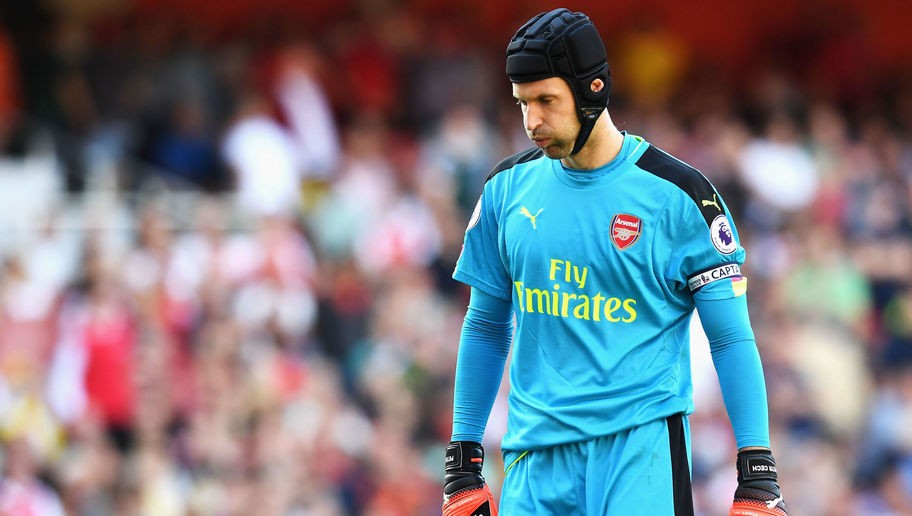 Mắc lỗi ngay trong bàn thua đầu tiên của cuộc đọ sức tâm điểm giữa Arsenal và Liverpool, Petr Cech đã rơi vào đội hình tệ nhất  vòng 1 giải Ngoại hạng Anh.