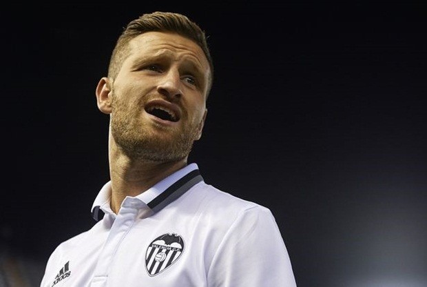 Shkodran Mustafi (Valencia sang Arsenal): HLV Arsene Wenger cần thêm ít nhất một trung vệ có đẳng cấp tương đương Laurent Koscielny để nuôi hy vọng cạnh tranh chức vô địch. Vậy nên với  thương vụ chuyển nhượng này "Pháo thủ" cần bày tỏ thiện chí mới mong Valencia hồi tâm chuyển ý và nhượng lại Mustafi trong tuần cuối kỳ chuyển nhượng hè.