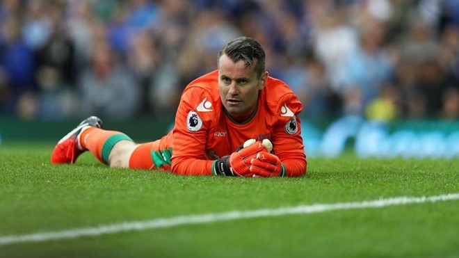 Đứng trong khung gỗ của đội hình tiêu biểu vòng 3 Ngoại hạng Anh đó là thủ thành Shay Given. Dù Stoke đã để thua Everton với tỷ số 0-1, thế nhưng không một thủ thành nào xuất sắc hơn lão tướng 40 này bởi anh đã có rất nhiều pha cứu thua xuất sắc.