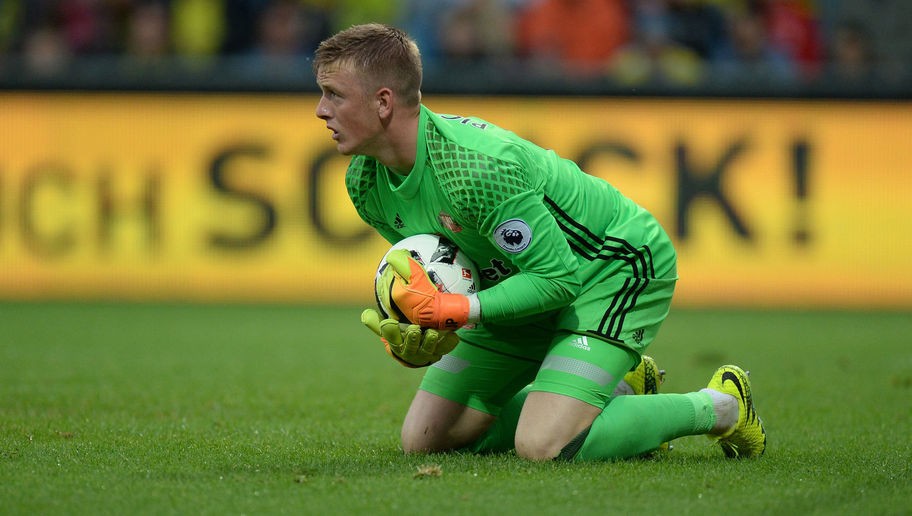 Đứng trong khung gỗ của đội hình tệ nhất vòng 3 Ngoại hạng Anh chính là thủ môn Jordan Pickford của Sunderland. Chính những sai lầm sơ đẳng của thủ thành này dẫn đến trận hòa đáng tiếc của "Mèo đen" khi hành quân tới sân nhà của Southampton.