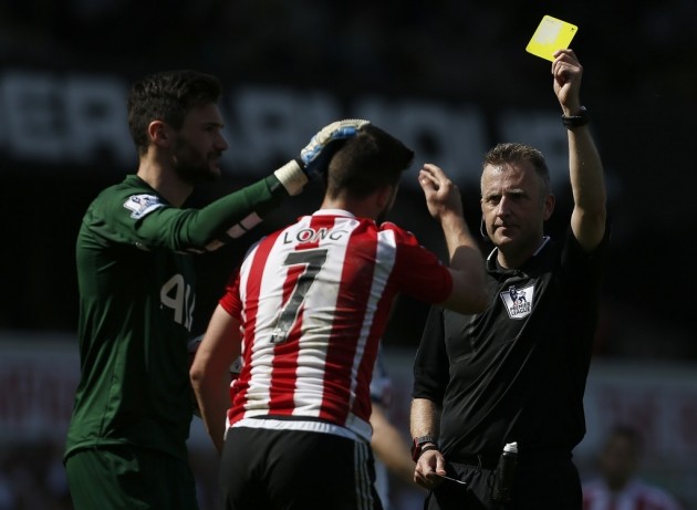 Thi đấu kém hiệu quả khi thường hụt hơi trong những pha nước rút, cầu thủ Shane Long của Southampton lại đứng trong danh sách mà không ai muốn đứng đó là tiền đạo phạm lỗi nhiều nhất giải  Ngoại hạng Anh với 30 lần.