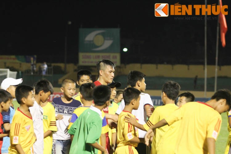 Cuối tuần vừa qua, ngoài những trận đấu tâm điểm để tranh chiếc cúp vàng danh giá, V.League còn chứng kiến màn đối đầu được chờ đợi vô cùng hấp dẫn giữa hai đối thủ đó là SLNA và Becamex Bình Dương trên SVĐ Vinh.