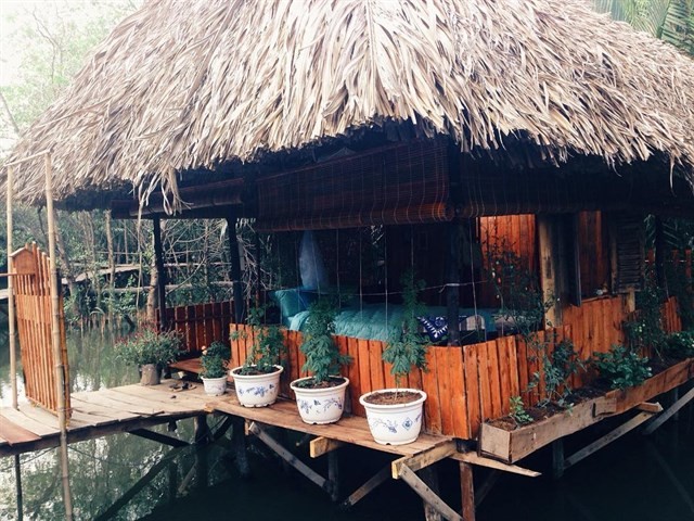 Cottage (nhà tranh) là một loại hình thức du lịch sinh thái mới du nhập vào Việt Nam, điều đặc biệt của nó là sử dụng những ngôi nhà tranh và không gian gần gũi với thiên nhiên để tạo ra cảm giác thanh bình và thoải mái nhất cho người sử dụng. Đây là một loại hình nghỉ dưỡng được rất nhiều người lựa chọn thời gian qua và vô cùng phát triển trong các tỉnh phía Nam. Ảnh: Suryli.