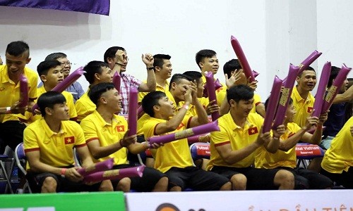 Tuyển Futsal Việt Nam "quẩy" tưng bừng trên khán đài