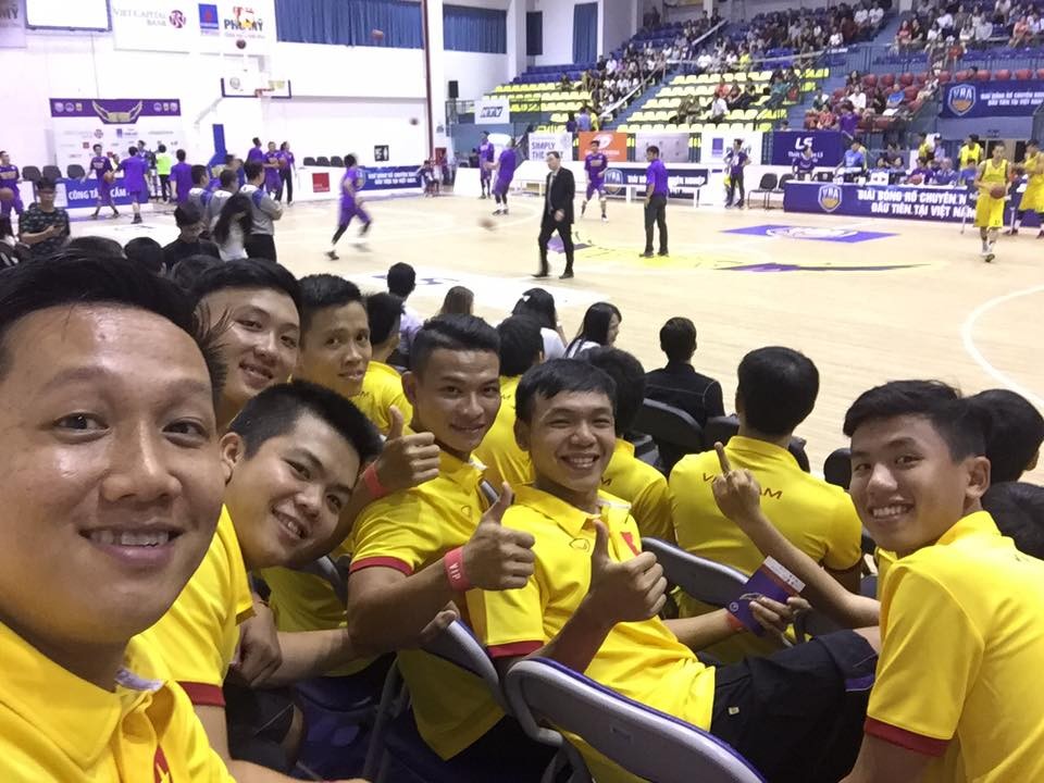 Tối qua, BHL cùng các tuyển thủ  Futsal Việt Nam đã tới dự khán trận đấu bóng rổ giữa Hochiminh City Wings và Cantho Catfish, trong khuôn khổ Giải bóng rổ chuyên nghiệp Việt Nam (VBA) 2016.