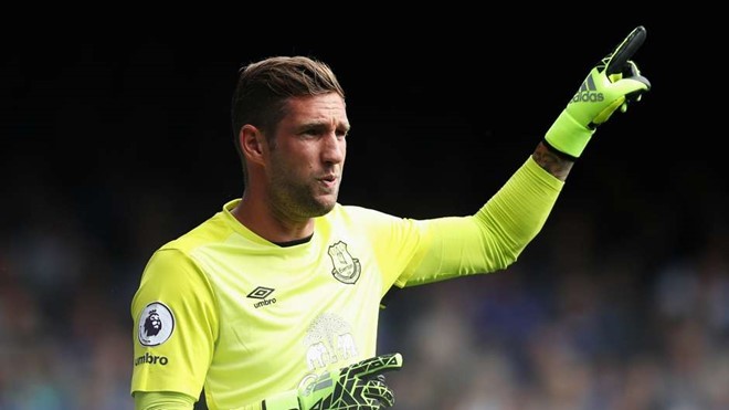 Đứng trong khung gỗ của đội hình tiêu biểu vòng 8  Ngoại hạng Anh là thủ thành Maarten Stekelenburg của Everton. Thủ thành người Hà Lan còn cản phá đến hai quả penalty giúp "The Toffees" giành một kết quả hòa ngay trên sân Etihad.