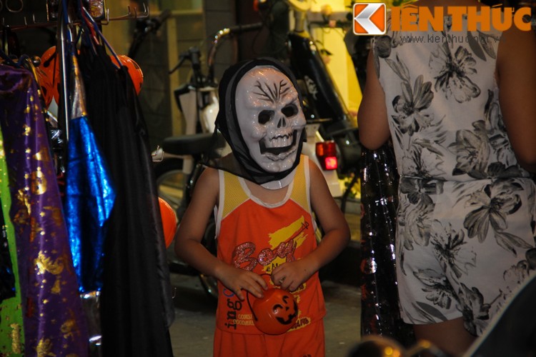  Halloween là lễ hội có nguồn gốc từ phương Tây, thế nhưng trong những năm gần đây nó đã du nhập vào Việt Nam và được các bạn trẻ đón nhận khá nhiệt tình.