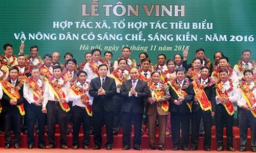 Thủ tướng dự lễ tôn vinh HTX, tổ hợp tác và nông dân tiêu biểu