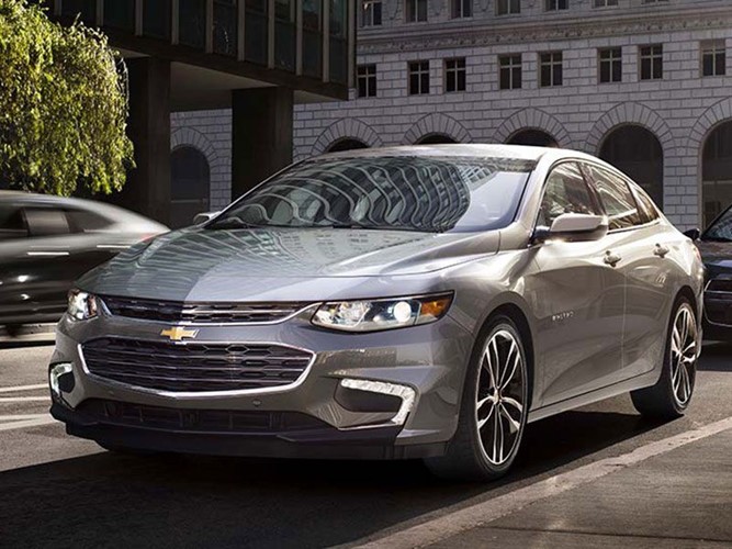 Mẫu  xế hộp hybird giá rẻ đầu tiên là Chevrolet Malibu Hybrid, mẫu xe này có giá khoảng 27.875 USD tại thị trường Mỹ.