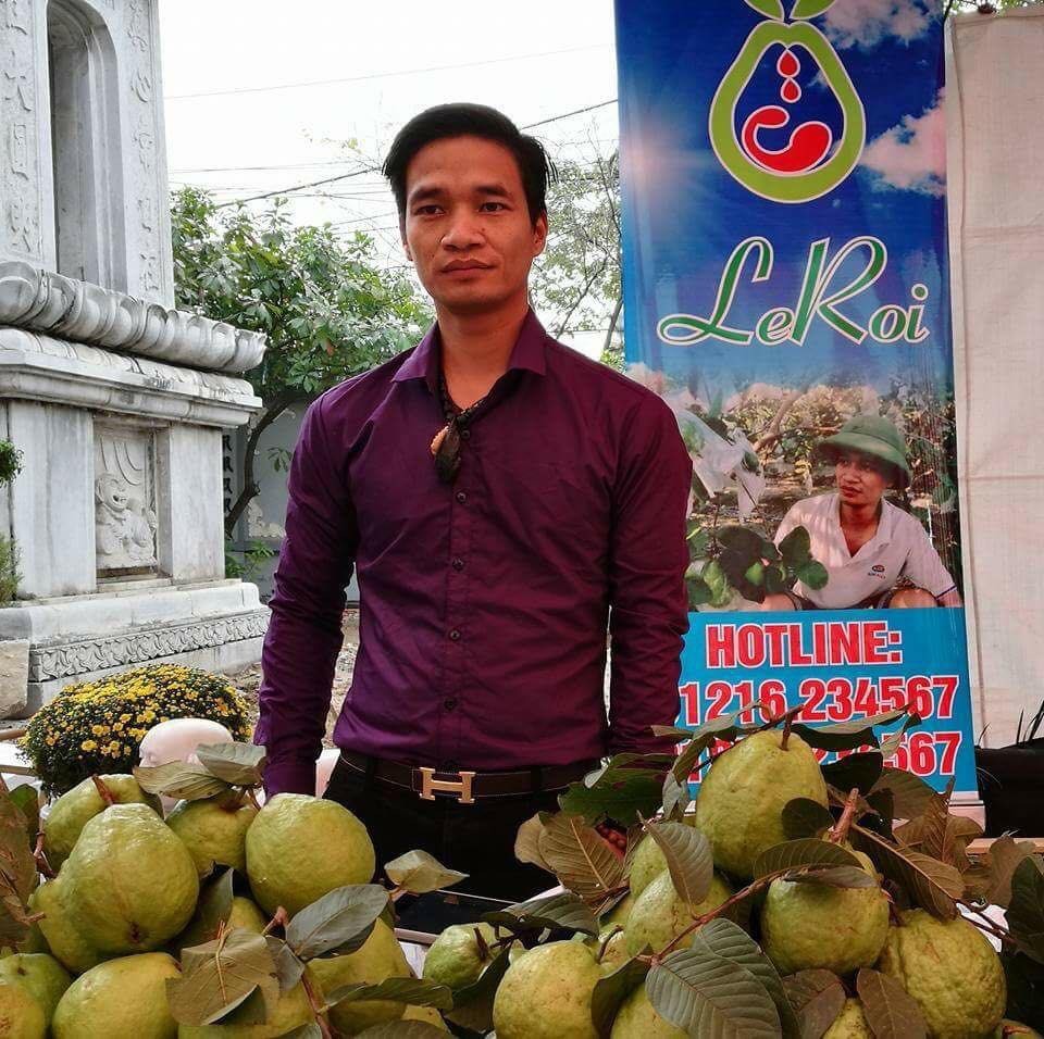  Lệ Rơi là cái tên chẳng còn xa lạ gì với cư dân mạng khi trở thành hiện tượng mạng trong những năm vừa qua. Khởi điểm là anh nông dân bán ổi ở Hải Dương, Lệ Rơi - Nguyễn Đức Hậu rất yêu ca hát dù cho giọng hát dở tệ. Từ sở thích này chàng trai Hải Dương đăng tải những clip ca hát lên mạng xã hội và bất ngờ nổi tiếng chỉ trong một khoảng thời gian ngắn.