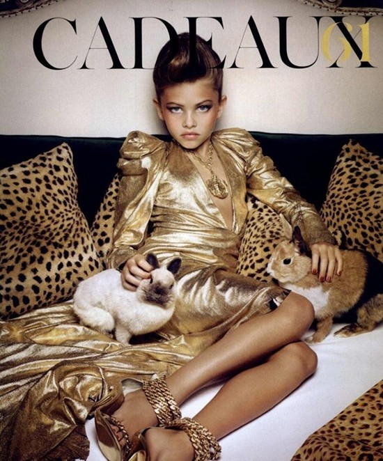 Năm 2012 khi mới 11 tuổi, Thylane Blondeau là  người mẫu nhí đình đám nhất nhì thế giới. Nhưng gần như ngay lập tức cô nàng sinh năm 2001 này bị chê là già trước tuổi và là một hình mẫu khi người ta nhắc đến việc "lớn sớm" của các bé gái. Ảnh sử dụng trong bài: Instagram nhân vật.