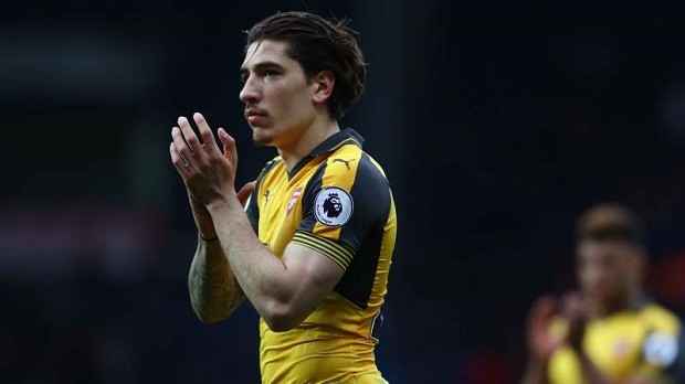 Bellerin đang 'xiêu lòng' trước Barcelona: Tin chuyển  nhượng bóng đá mới nhất, Barcelona được cho là sẽ làm khuynh đảo thị thường chuyển nhượng Hè năm nay bằng một bản hợp đồng bom tấn với cái tên trưởng thành từ lò đào tạo La Masia – Hector Bellerin. Với việc thi đấu ấn tượng trong màu áo Arsenal, không khó hiểu khi Bellerin trở thành mục tiêu số 1 của nhà đương kim vô địch La Liga. Đích thân ngôi sao người Tây Ban Nha đã nhiều lần lên tiếng việc sẽ chuyển sang thi đấu cho Barca trong những buổi họp báo trước đây. Ảnh: Goal.com