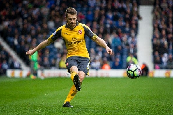 Trong nhiều mùa giải vừa qua, Aaron Ramsey là mắt xích vô cùng quan trọng trong hệ thống tuyến giữa của  Arsenal, tuy nhiên hợp đồng của "thần chết" người xứ Wales này đã gần hết hạn nhưng phía lãnh đạo của đội chủ sân Emirates vẫn chưa có động thái gia hạn hợp đồng. Ảnh: Goal.