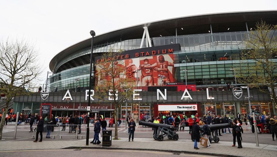 The Emirates là sân nhà của CLB Arsenal và cũng là SVĐ lớn thứ 3 nước Anh chỉ sau Wembley và Old Trafford. Không chỉ có vậy, nơi đây sở hữu trang thiết bị hiện đại bậc nhất và mặt cỏ “đẹp như mơ”. Tuy nhiên sân đấu này lại chưa bao giờ lọt vào mắt các nhà quản lý bóng đá tại lục địa già để trở thành sân đấu chính thức cho trận  chung kết cúp C1 châu Âu. Ảnh: Daily Mail.