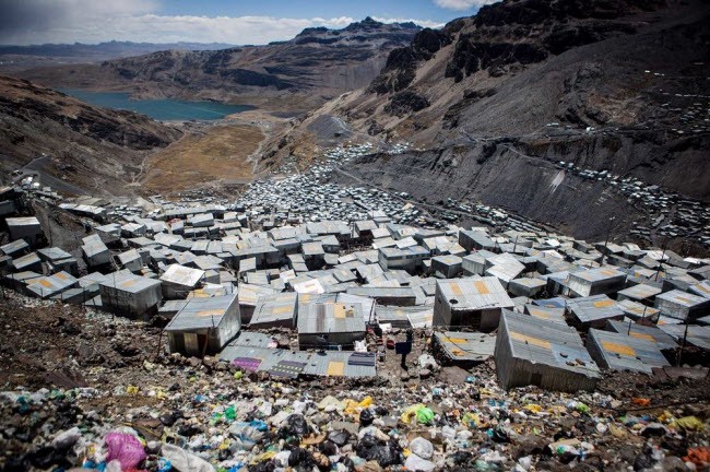 Nằm ở độ cao 5.100 m trên núi Andes ở Peru, thành phố La Rinconada được coi là khu định cư của con người ở  thành phố cao nhất thế giới. Hơn 30.000 cư dân ở đây chủ yếu kiếm sống bằng nghề khai thác vàng.