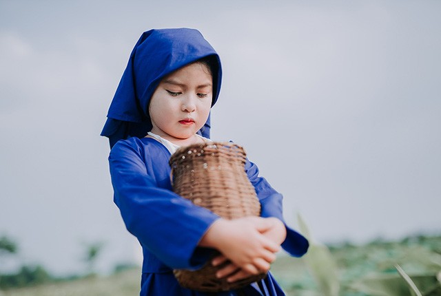 Lấy cảm hứng từ nhân vật Tấm trong truyện cổ tích Tấm Cám,  cô bé 8 tuổi tên Gia Hân thực hiện một bộ ảnh ở đầm sen của mình và gây thích thú trong cộng đồng mạng. Ảnh trong bài: Đặng Vũ Hiệp.