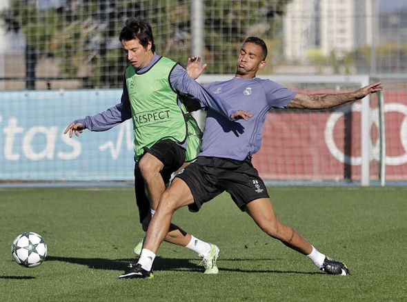 4 ngôi sao tháo chạy khỏi Bernabeu: Theo thông tin  chuyển nhượng bóng đá mới nhất phát đi từ Tây Ban Nha, Real Madrid đang sở hữu đội hình đồng đều nhưng điều đó không thể ngăn họ chi tiêu để tăng cường lực lượng. Dù vậy, trước khi đưa về Bernabeu những bản hợp đồng chất lượng, Người đầu tiên phải chia tay Real là Pepe, trung vệ người Bồ Đào Nha đang là cầu thủ tự do, nhiều khả năng Pepe sẽ đến PSG. Ngoài Pepe thì 3 cầu thủ là trung vệ Diego Llorente, tiền đạo Mariano Diaz và hậu vệ cánh Fabio Coentrao sẽ được cho đi mượn. Ảnh: Marca