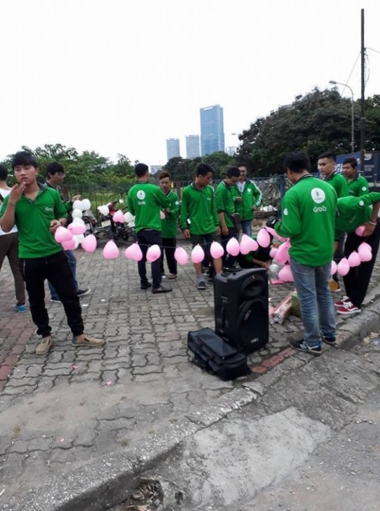 Vừa qua, những bức hình về màn cầu hôn của một anh chàng làm nghề  xe ôm công nghệ với màn giúp sức của 500 anh em đồng nghiệp, trở thành tâm điểm chú ý của dân mạng. Bên cạnh đó, nhiều người cũng gọi đây là “màn cầu hôn màu xanh lá cây” (màu áo của xe ôm công nghệ). Ảnh trong bài: Grabtimes.