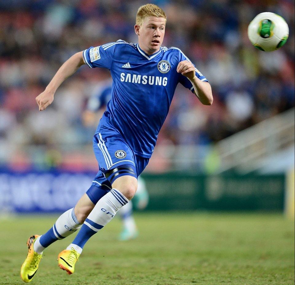 Kevin De Bruyne gia nhập Chelsea năm 2012 và được kì vọng sẽ tỏa sáng tại sân Stamford Bridge. Nhưng với lý do chỉ là một cầu thủ trẻ, nên chỉ sau vài trận mở màn cầu thủ người Bỉ này nhanh chóng bị  HLV Mourinho “ghẻ lạnh”. Sau khi chia tay Chelsea, anh gia nhập Wolfsburg rồi đến Man City và trở thành một những tiền vệ tấn công hay nhất Ngoại hạng Anh. Ảnh: Goal