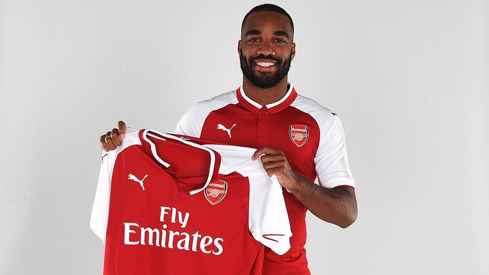 Arsenal bạo chi để có Alexandre Lacazette: Theo thông tin chuyển nhượng bóng đá mới nhất từ trang chủ của CLB Arsenal đã chính thức công bố thương vụ Alexandre Lacazette. Để có được tiền đạo người Pháp, Pháo thủ phải bỏ ra số tiền kỉ lục vừa được Lyon tiết lộ là 46.5 triệu bảng. Sau khi hoàn tất thủ tục chuyển sang Arsenal, Lacazette sẽ sớm có màn ra mắt đội bóng khi Pháo thủ trong chuyến du đấu hè tại Sydney, Úc.