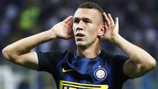 Perisic đặt 1 chân đến M.U: Theo thông tin  chuyển nhượng bóng đá mới nhất từ tờ FC Inter News, người đại diện của Ivan Perisic, ông Fali Ramadani đã đáp chuyến bay tới Manchester vào hôm qua để chốt tương lai tiền vệ người Croatia. Vị đại diện này muốn biết rõ kế hoạch của Man Utd trước khi đặt bút kí bản HĐ mới với Inter Milan. Ảnh: FC Inter News