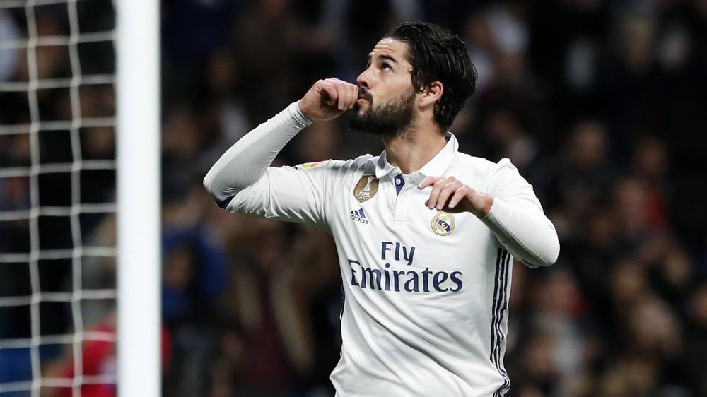 Isco được giữ lại: Từng đối diện với tương lai bất ổn tại Madrid, song theo thông tin  chuyển nhượng bóng đá mới nhất đến từ tờ AS, tiền vệ Isco chuẩn bị ký hợp đồng 5 năm với Real. Được biết bản giao kèo mới này có điều khoản giải phóng lên tới 700 triệu euro. Ảnh: AS