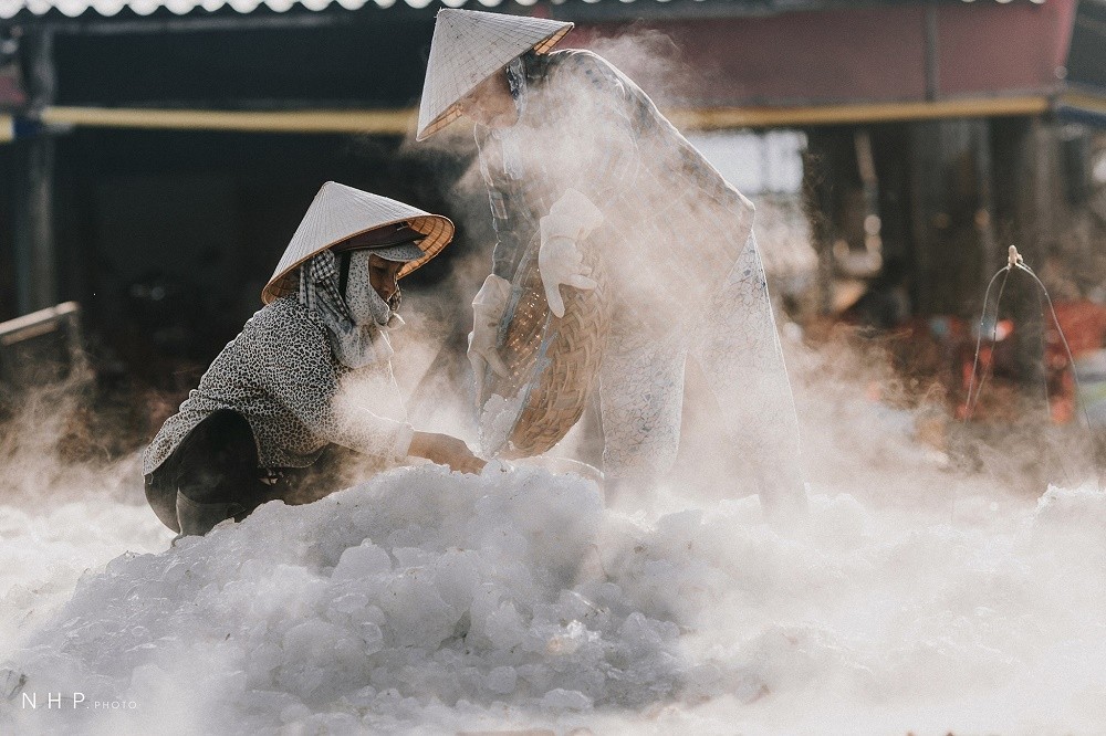 Yêu thích nhiếp ảnh và luôn có ghi lại những khoảnh khắc vô cùng ấn tượng những nơi đặt chân qua là thói quen của Nguyễn Hoàng Phi. Và trong chuyến đi về vùng biển Bà Rịa Vũng Tàu,  chàng trai 9x này cũng không quên ghi lại khoảnh khắc sáng sớm của người dân chài nơi đây. Ảnh trong bài: Facebook Hoàng Phi.