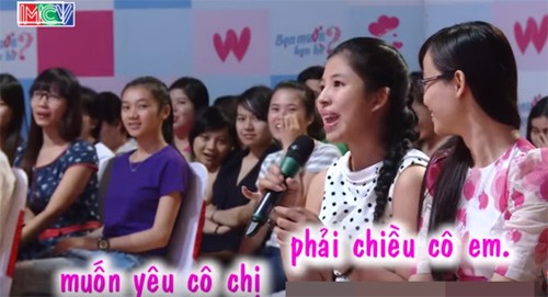 Chương trình gameshow "Bạn muốn hẹn hò" đã đưa khán giả hết từ bất ngờ này tới bất ngờ khác. Từ những câu chuyện tình cảm và nhan sắc của nhân vật chính cho đến chuyện  cô em gái xinh đẹp hộ tống chị gái tham gia chơi và bất ngờ nổi tiếng chỉ sau 30 giây lên sóng. Ảnh trong bài: Facebook nhân vật.