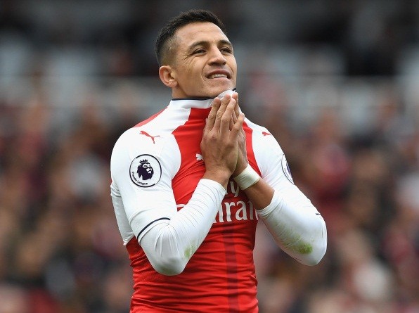 Sanchez chơi khó Arsenal: Theo thông tin  chuyển nhượng bóng đá mới nhất đến từ tờ Daily Star, tiền đạo Alexis Sanchez đã yêu cầu mức lương 400 nghìn bảng/ tuần để kí hợp đồng mới. Trước tình thế này, Pháo thủ có khả năng sẽ phải để Sanchez ra đi ngay trong hè này. Ảnh: Daily Star