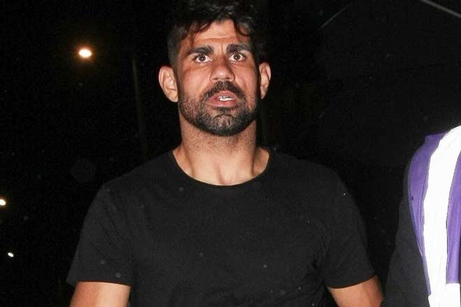 Diego Costa trở về Chelsea để ra đi: Theo thông tin  chuyển nhượng bóng đá mới nhất cập nhật trên Facebook Chelsea FC, tiền đạo Diego Costađã trở lại Chelsea sau thời gian bị gạt ra rìa bởi HLV Antonio Conte do không còn nằm trong kế hoạch của ông thầy người Italia và đã có những phát ngôn chỉ trích CLB. Tuy nhiên Costa sẽ chỉ ở lại London tạm thời, bởi thương vụ mua Costa của Atletico đang được xúc tiến để hoàn tất vào tháng 1 sang năm. Ảnh: Chelsea FC