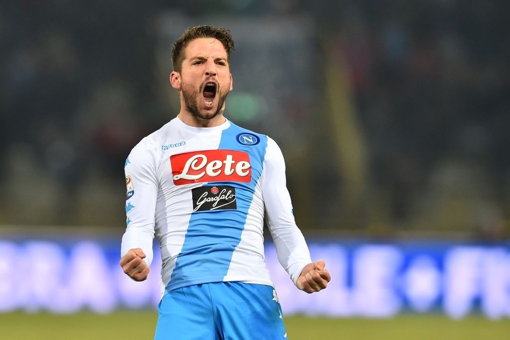 Arsenal nhắm sao Napoli thay thế Sanchez: Theo  chuyển nhượng bóng đá mới nhất từ Calciomercato cho hay, Arsenal đã nhắm đến Dries Mertens của Napoli để thay thế cho Alexis Sanchez. Kể từ mùa giải trước, cầu thủ người Bỉ thi đấu cực hay trong vai trò “số 9 ảo” ở Napoli. Ảnh: Calcio