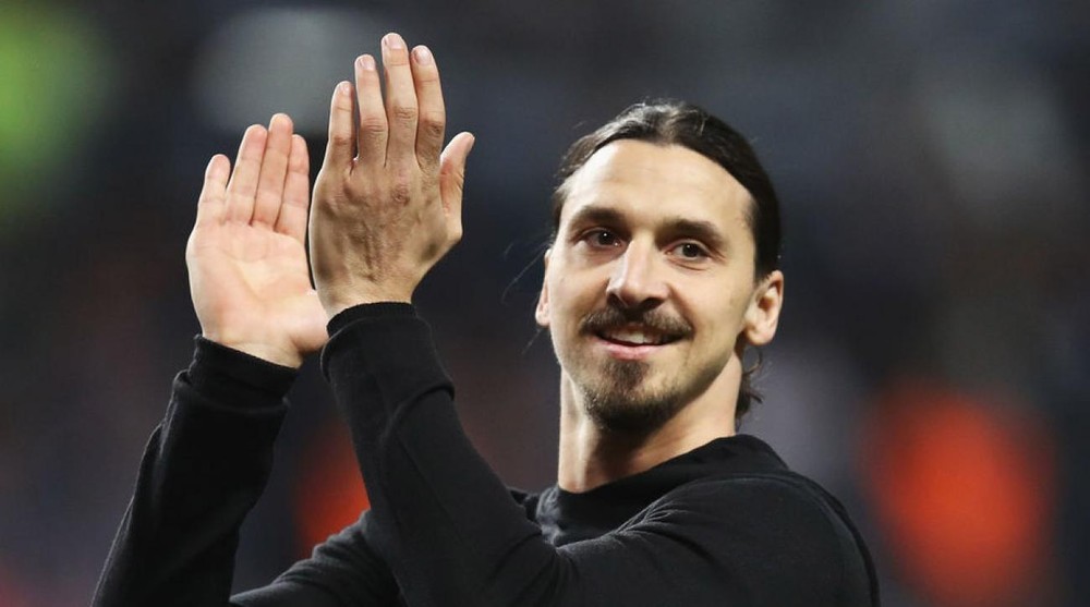 M.U lo lắng vì tình trạng Ibrahimovic: Theo thông tin  chuyển nhượng bóng đá mới nhất được phát đi từ nước Anh , Ibrahimovic luôn tuyên bố anh chuẩn bị tái xuất. HLV Mourinho cũng không dưới 2 lần nói về khả năng Ibra trở lại sân cỏ trước năm 2018, sớm hơn so với dự định. Tuy nhiên, bác sĩ Freddie Fu - người trực tiếp phẫu thuật đầu gối cho Ibra, đã cảnh báo cầu thủ người Thụy Điển cần phải thận trọng. Ibrahimovic đã lớn tuổi, và đó là lý do bác sĩ Freddie Fu càng muốn anh phải thận trọng để tránh rủi ro. Ảnh: Goal